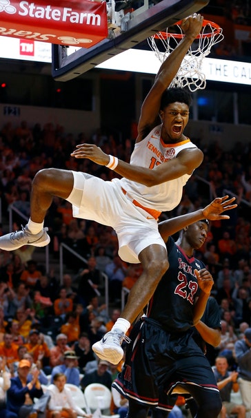 No. 6 Tennessee breezes past Lenoir-Rhyne 86-41 in opener